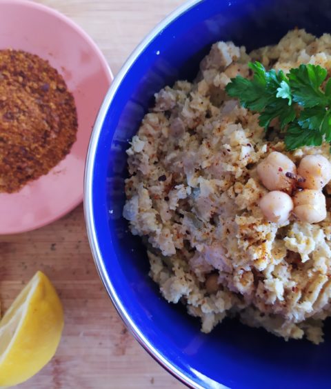 Domaći humus sa zelenim maslinama