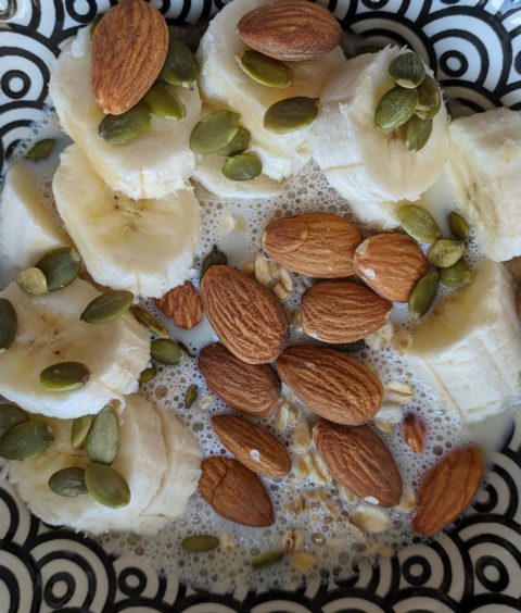 Hrskavi muesli u biljnom mlijeku